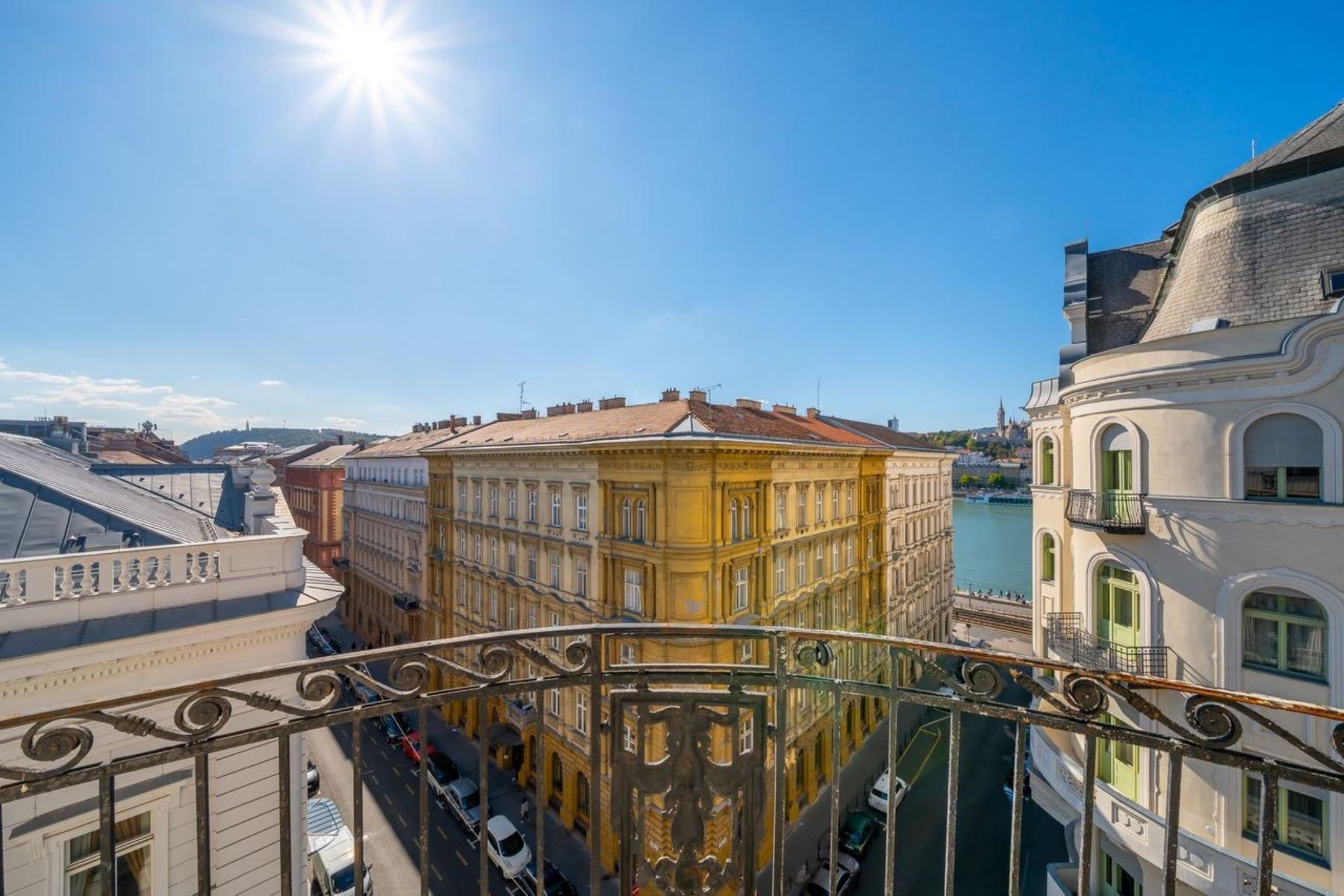 Elegant corner unit with views of the Danube