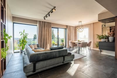 A Contemporary Family Residence with Panoramic Views