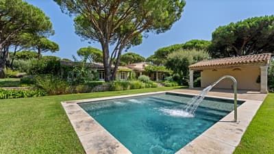 Private estate with two Provençal villas for sale in La Moutte, Saint-Tropez